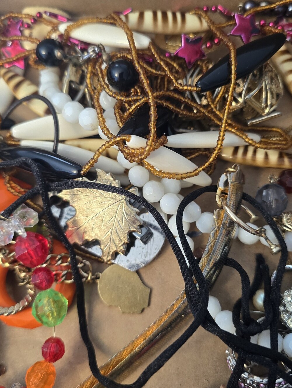 3 LB Pound Lot of Mixed Jewelry Pieces For Arts Crafts Some Broken & Wearable - Picture 5 of 10